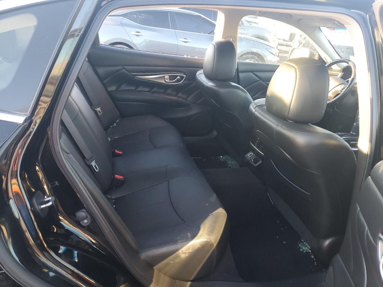 2017 Infiniti Q70 - Image 10