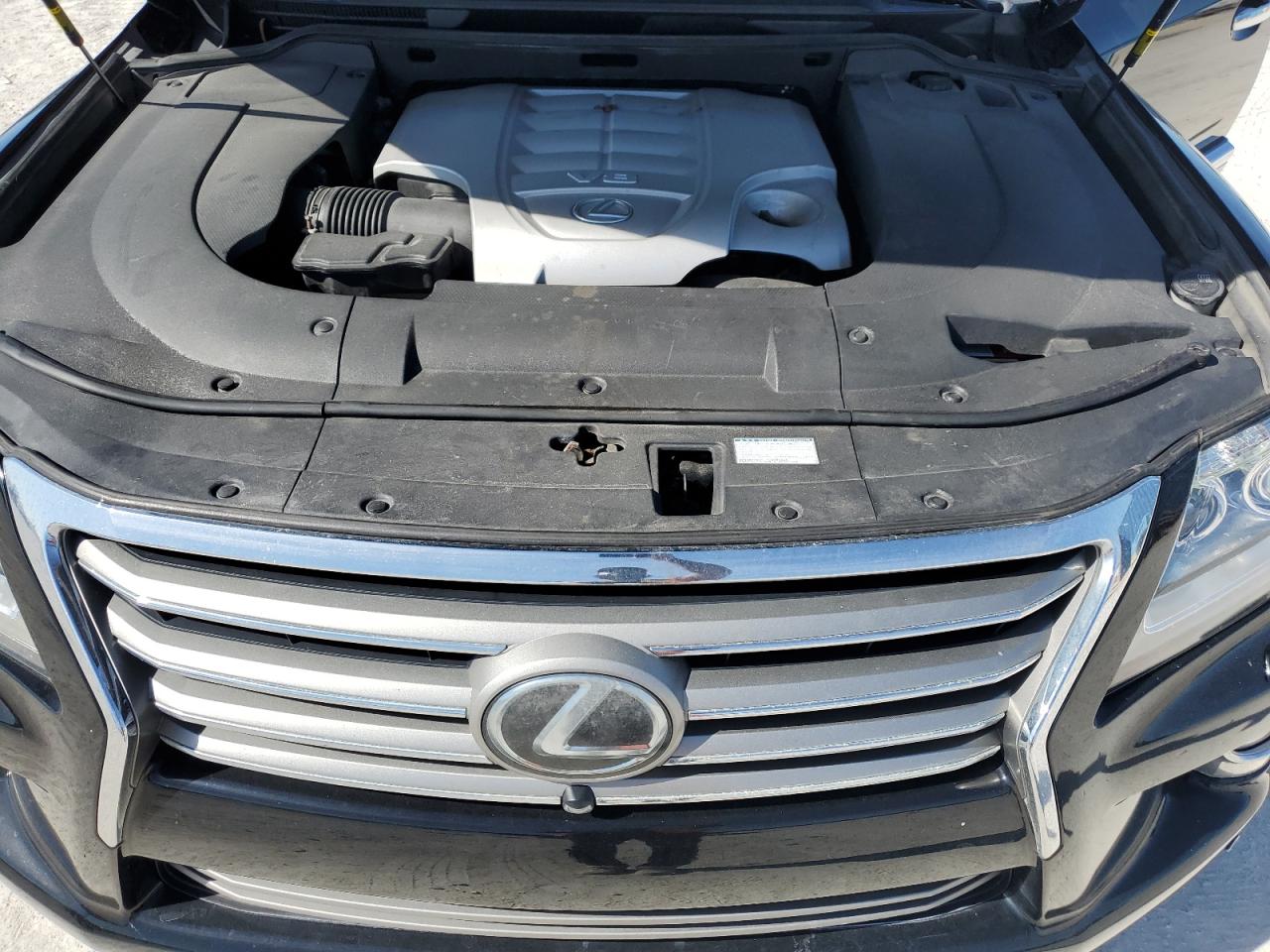 2015 Lexus LX - Image 12