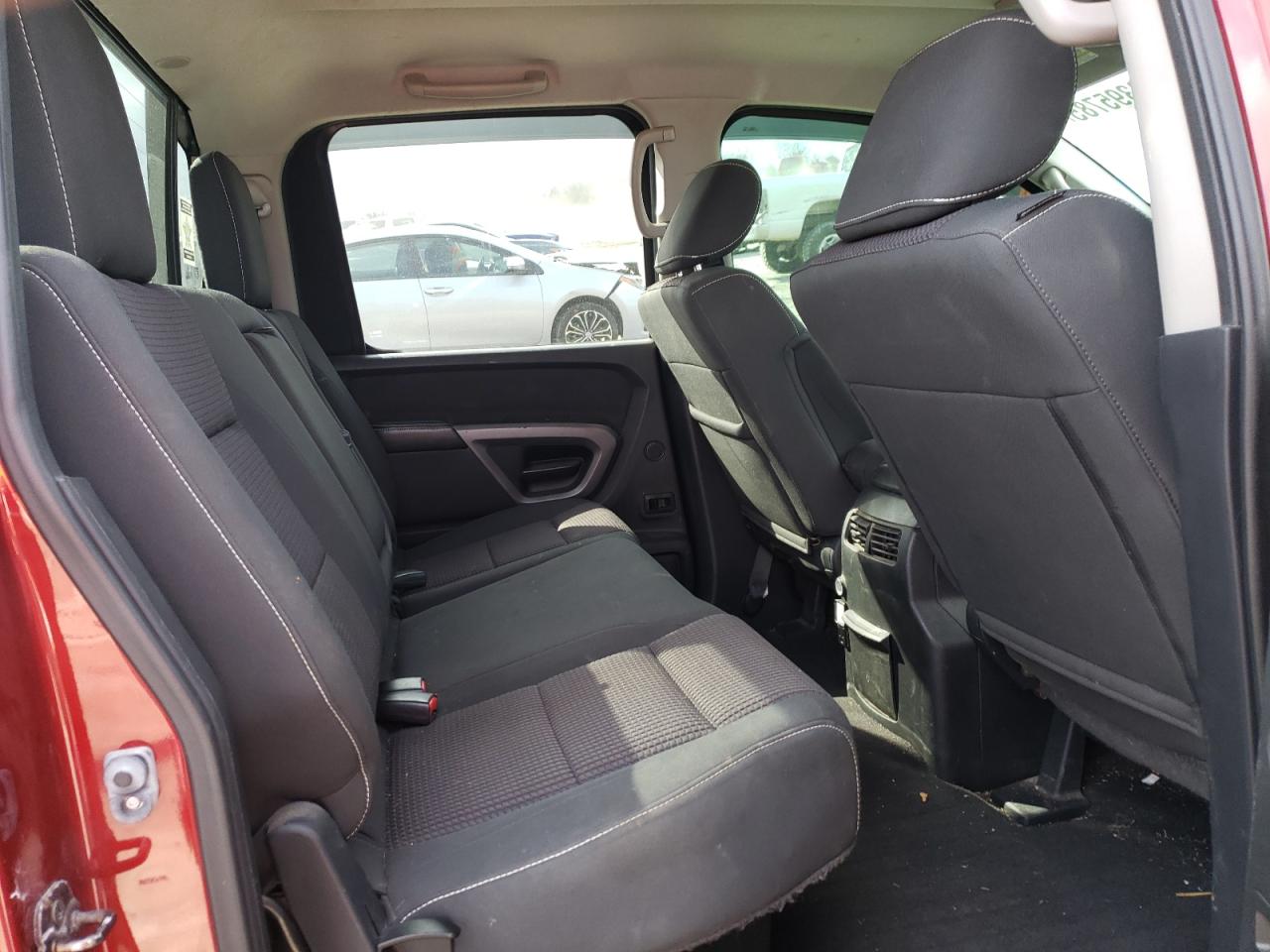 2015 Nissan Titan - Image 10