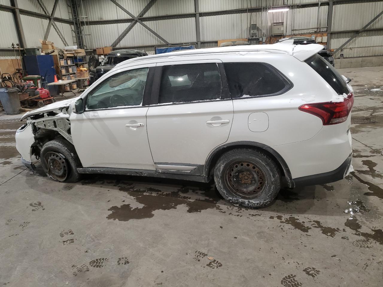 2019 Mitsubishi Outlander - Image 2