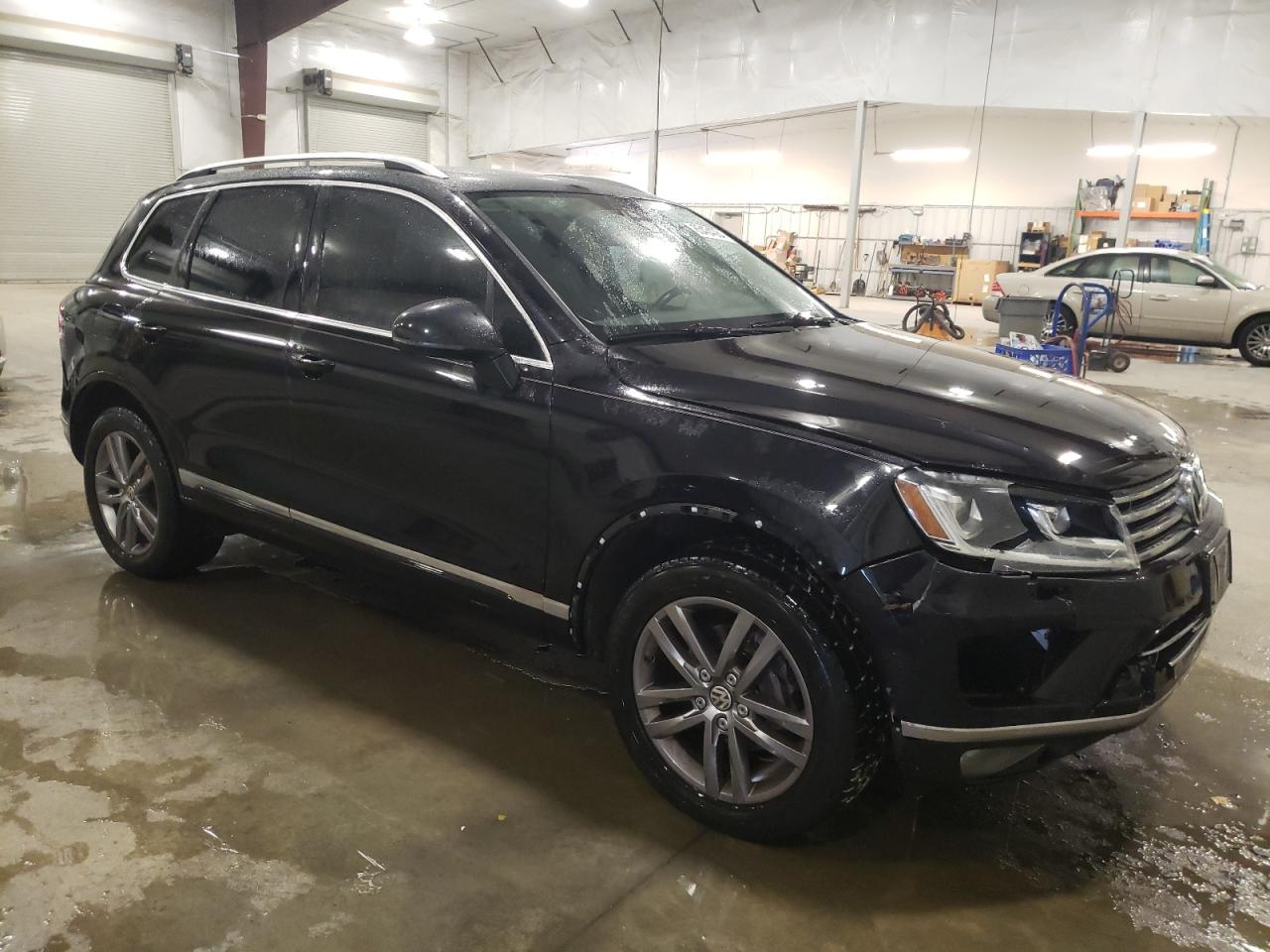2016 Volkswagen Touareg - Image 4