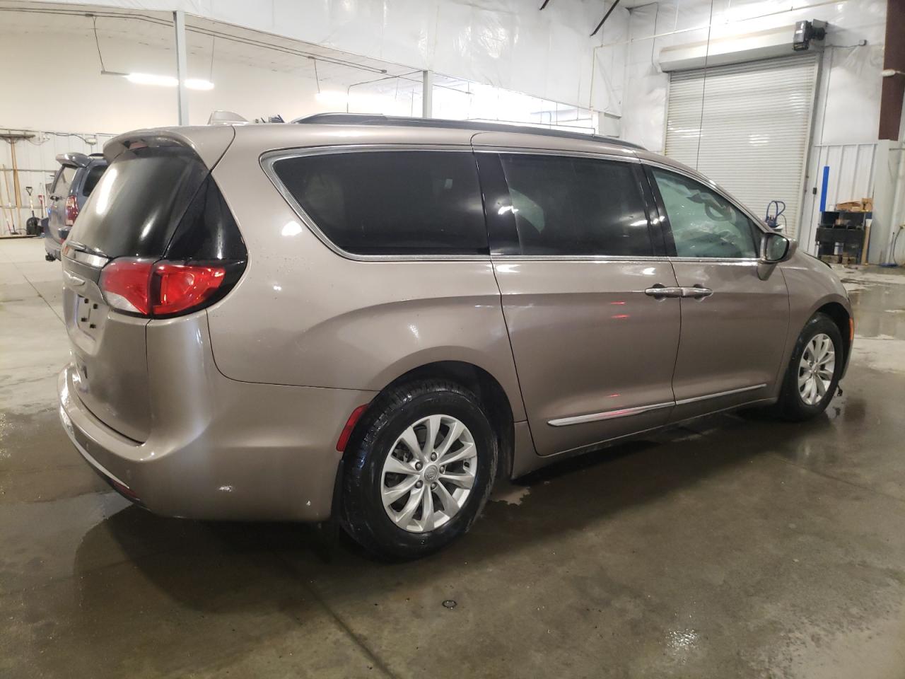 2017 Chrysler Pacifica - Image 3