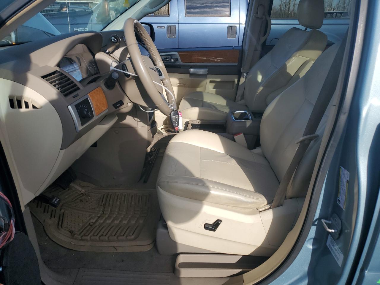 2009 Chrysler Town & Country - Image 7