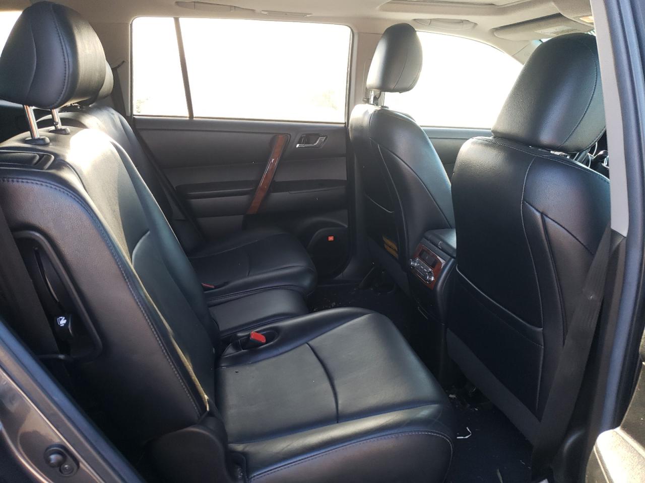 2012 Toyota Highlander - Image 11