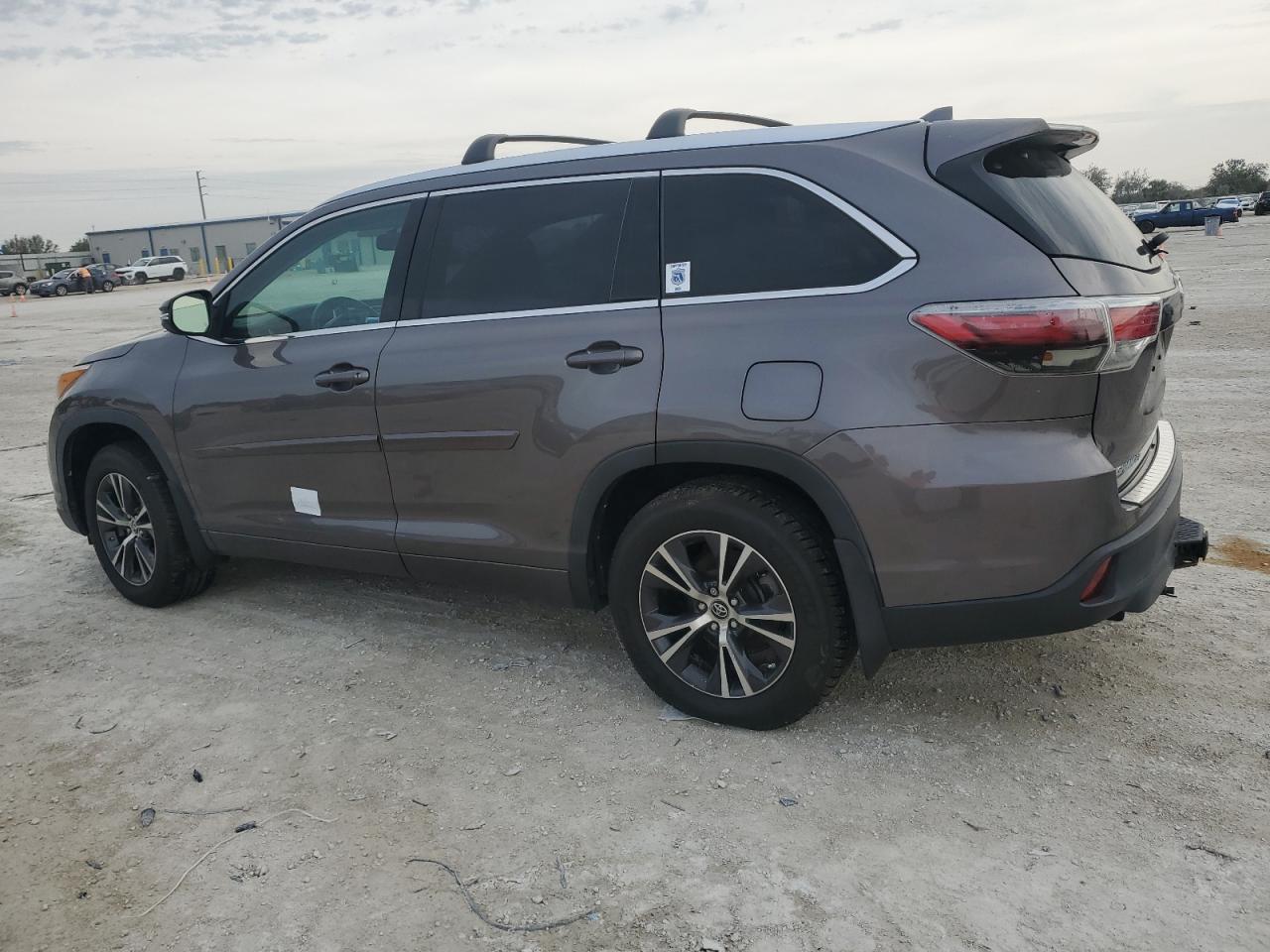 2016 Toyota Highlander - Image 2
