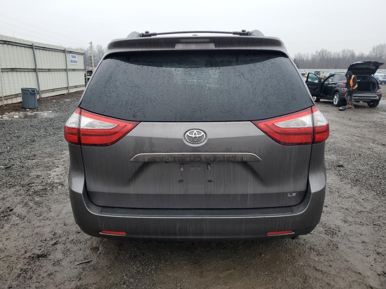 2017 Toyota Sienna - Image 6