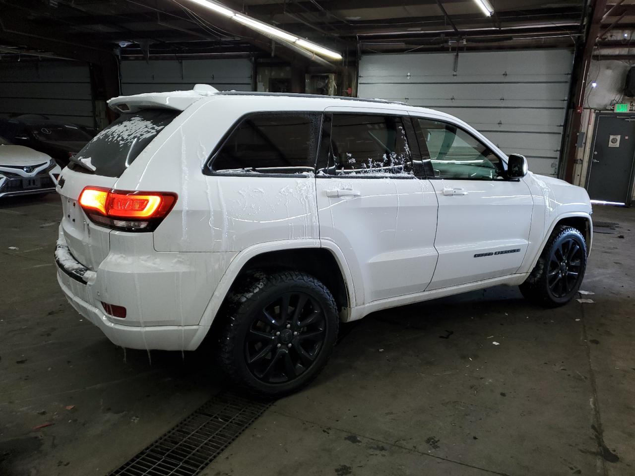 2017 Jeep Grand Cherokee - Image 3