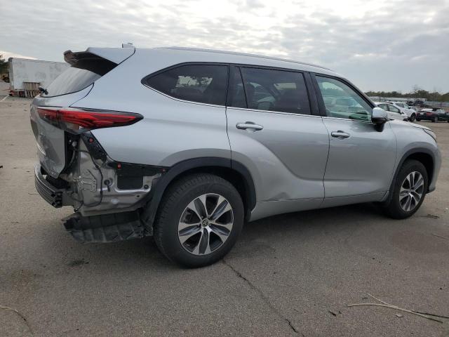  TOYOTA HIGHLANDER 2022 Сріблястий