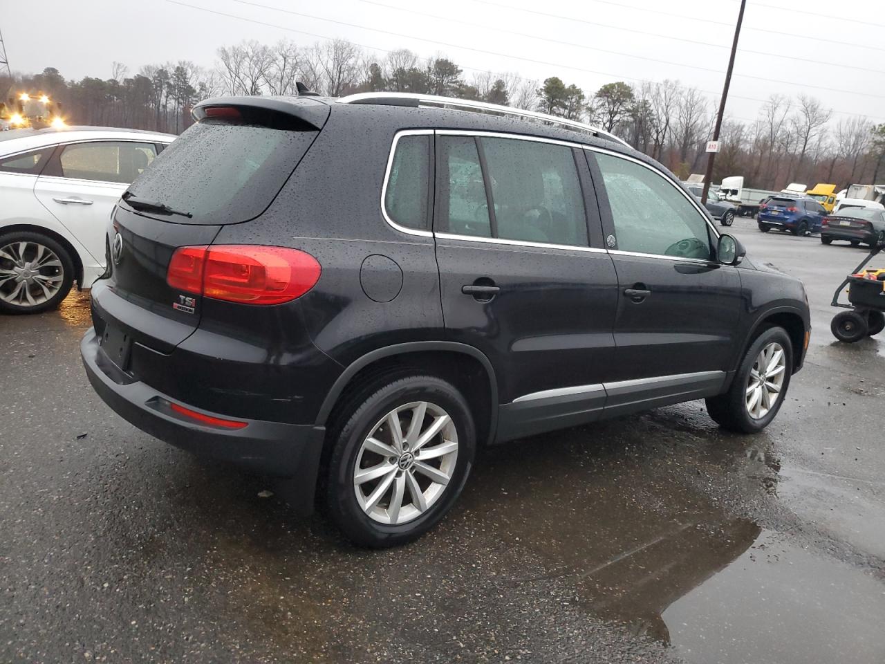 2017 Volkswagen Tiguan - Image 3