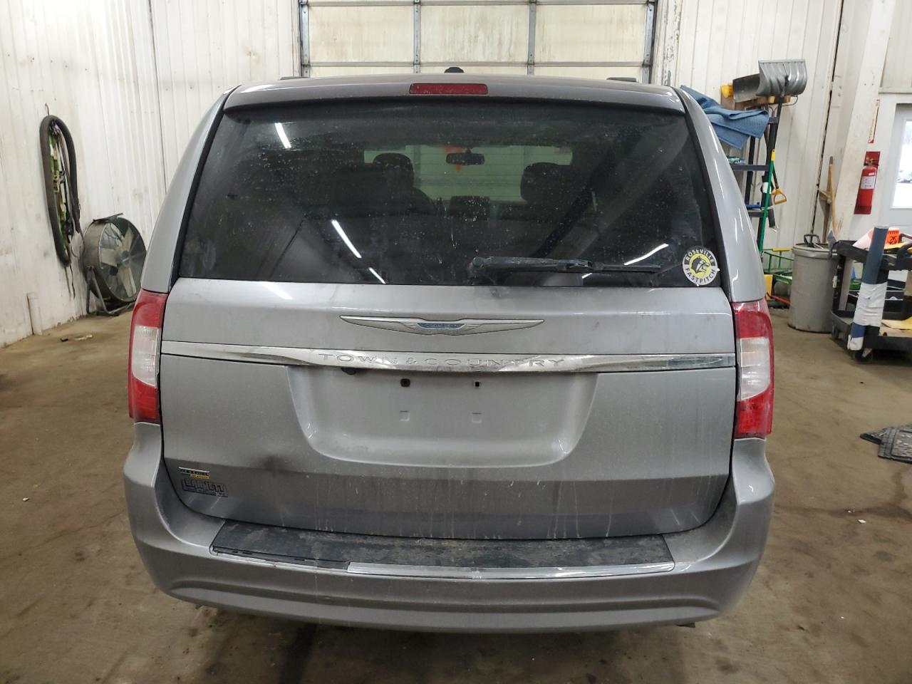 2016 Chrysler Town & Country - Image 6