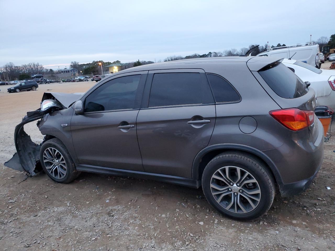 2016 Mitsubishi Outlander - Image 2