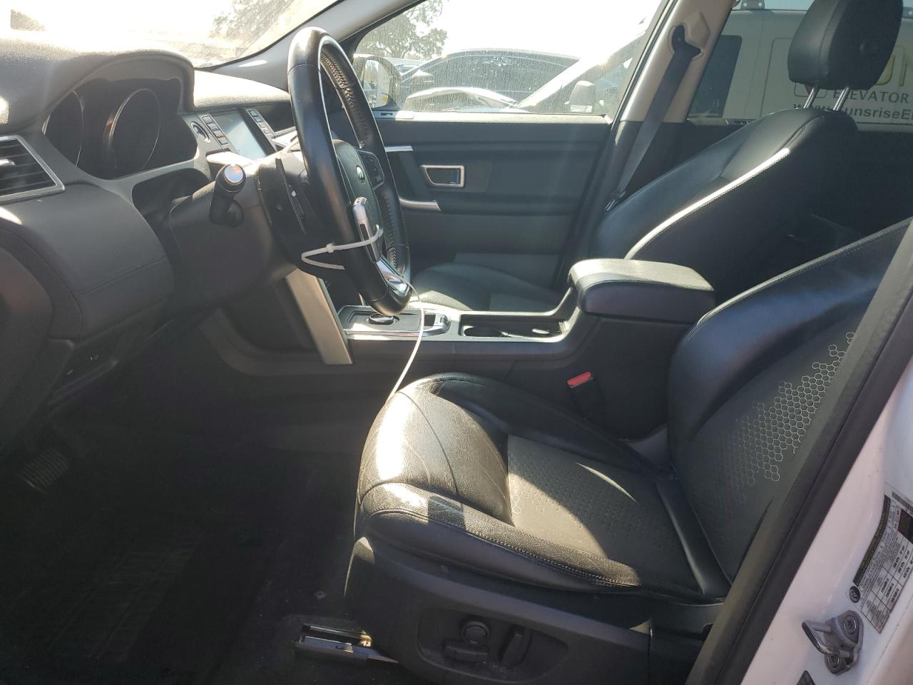 2017 Land Rover Discovery - Image 7