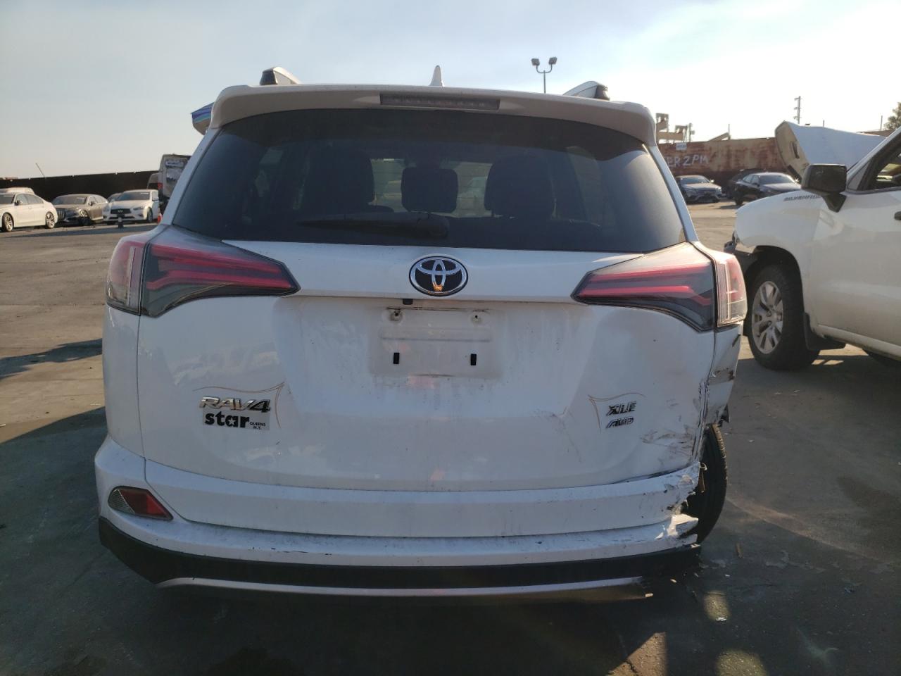 VIN JTMRFREV0HJ708947 2017 TOYOTA RAV4 no.6