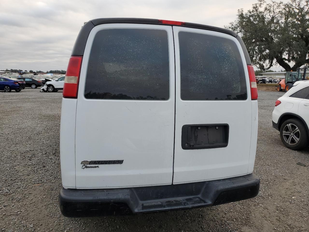 VIN 1GCWGAFP7J1188883 2018 CHEVROLET EXPRESS no.6