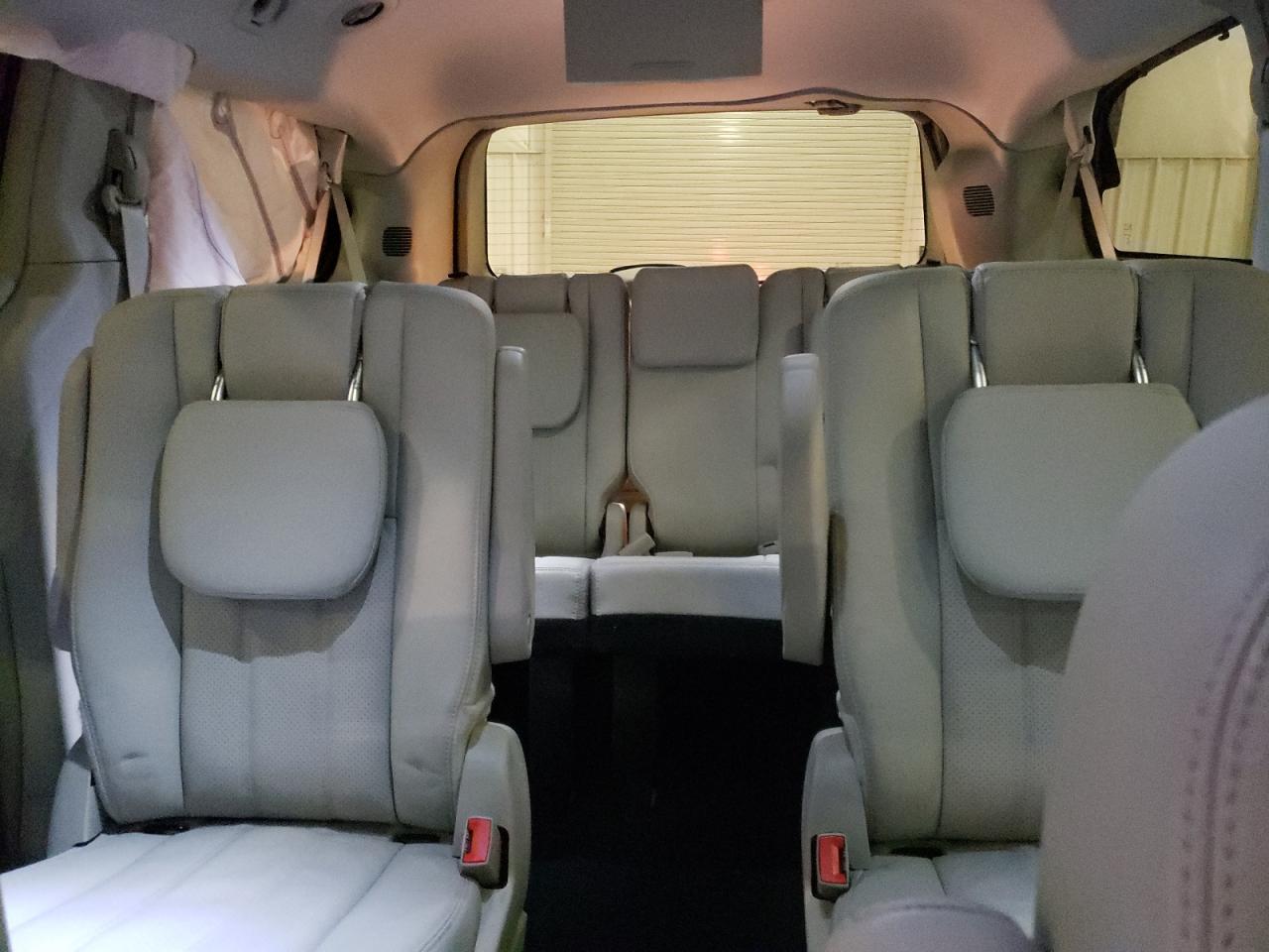 2015 Chrysler Town & Country - Image 10