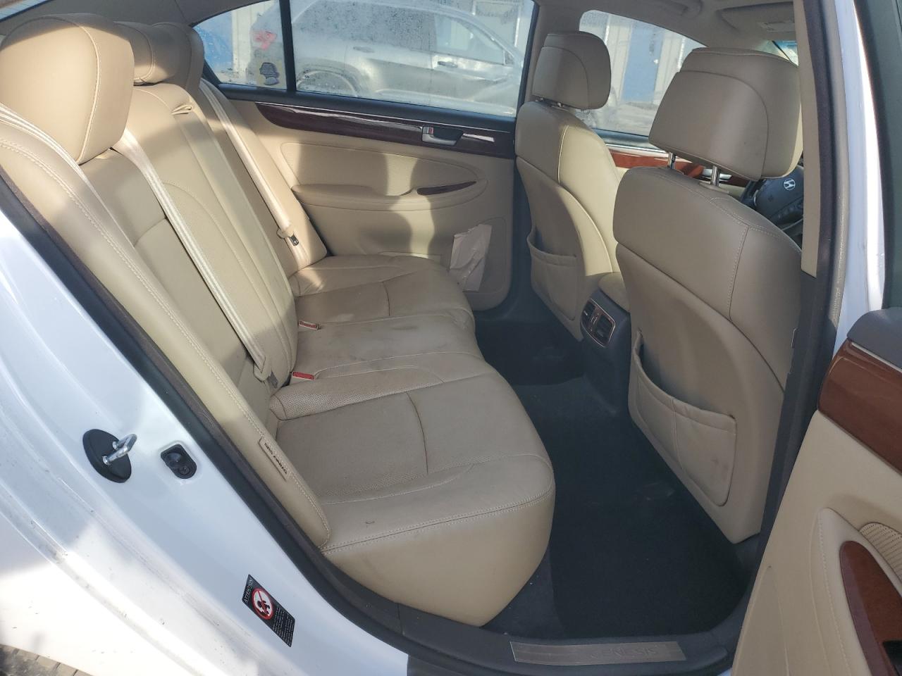 2014 Hyundai Genesis - Image 11