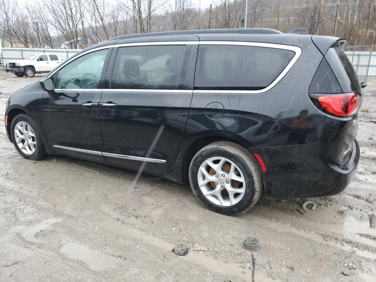 2017 Chrysler Pacifica - Image 2