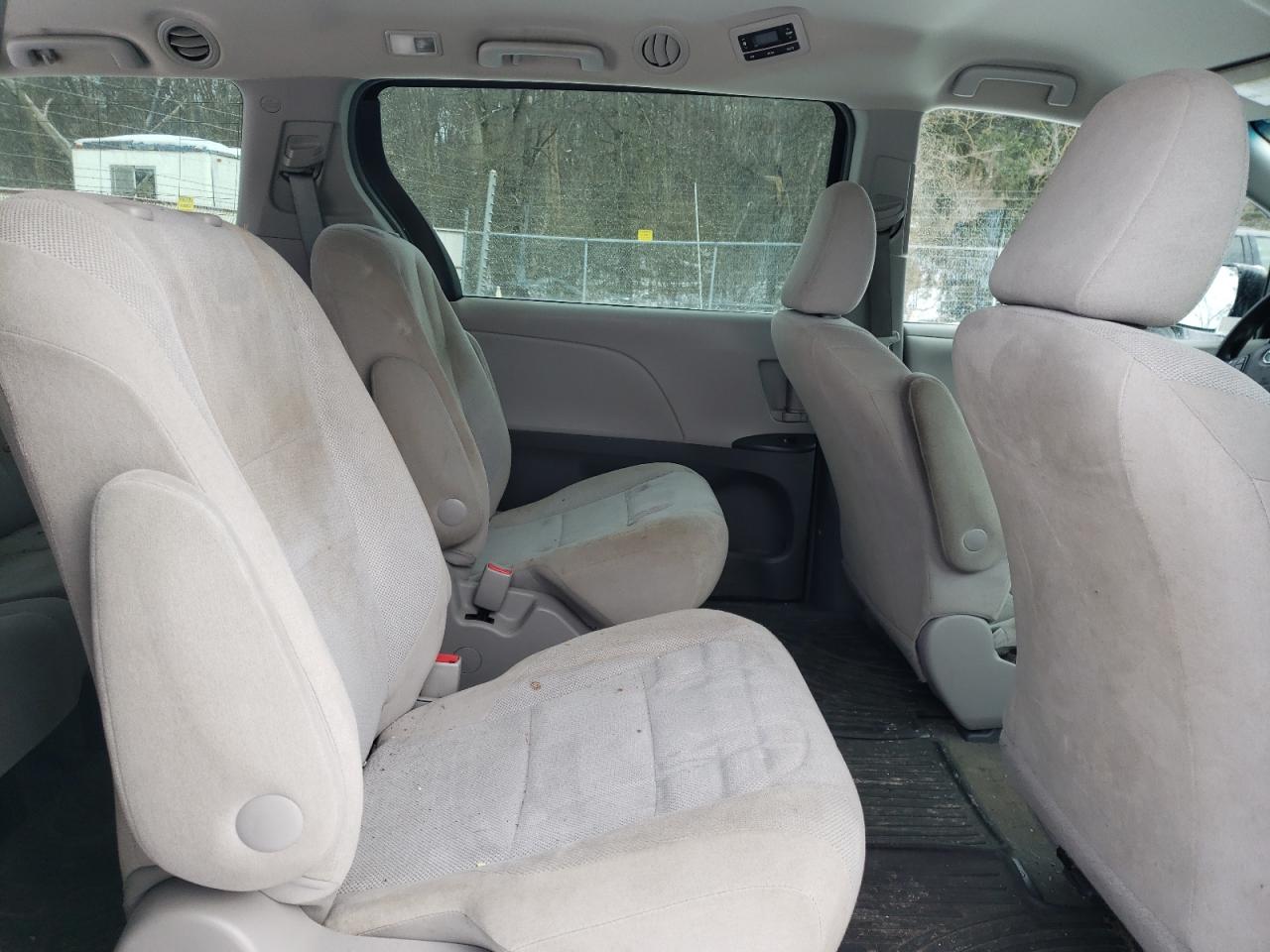 2015 Toyota Sienna - Image 11
