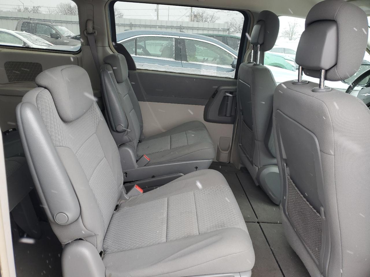 2010 Chrysler Town & Country - Image 11
