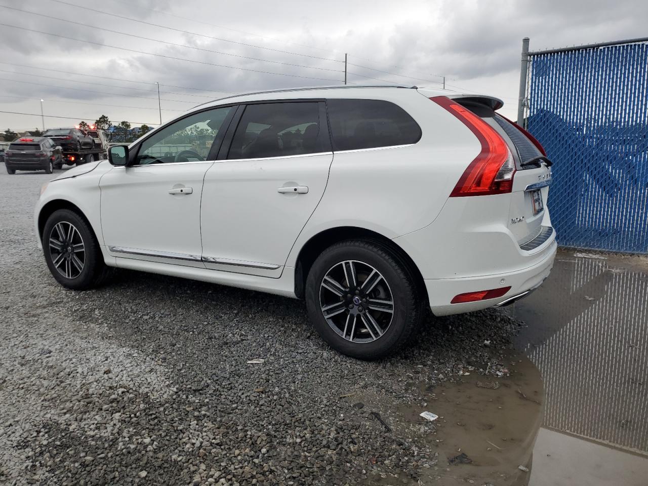 2016 Volvo XC60 - Image 2