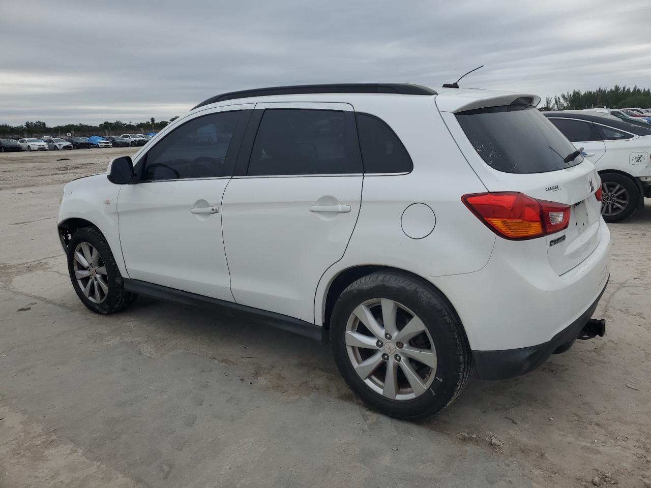 2013 Mitsubishi Outlander - Image 2