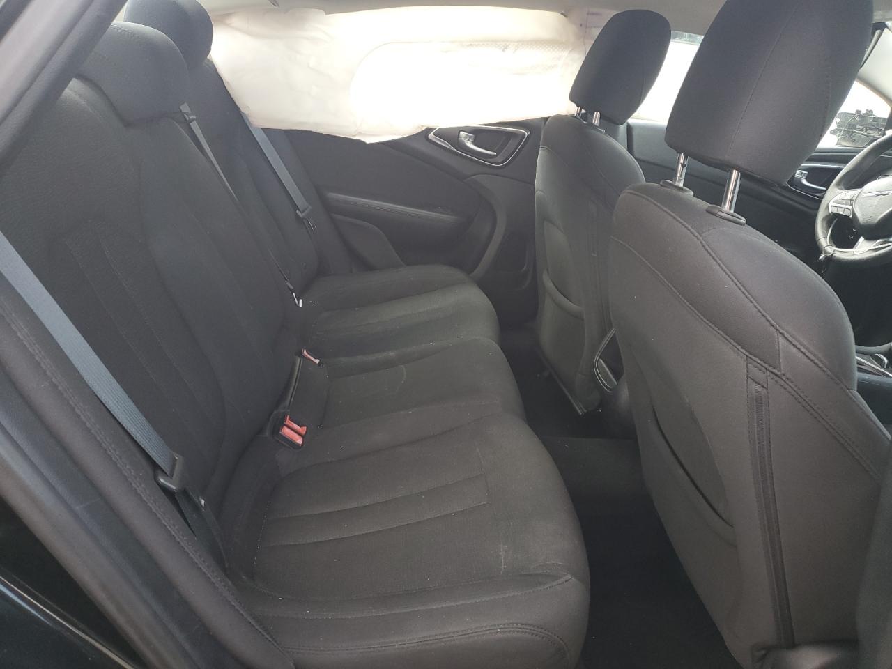 2016 Chrysler 200 - Image 10