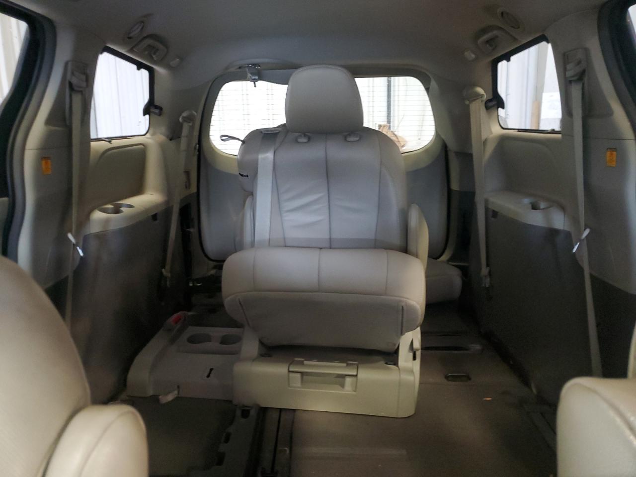 2013 Toyota Sienna - Image 10
