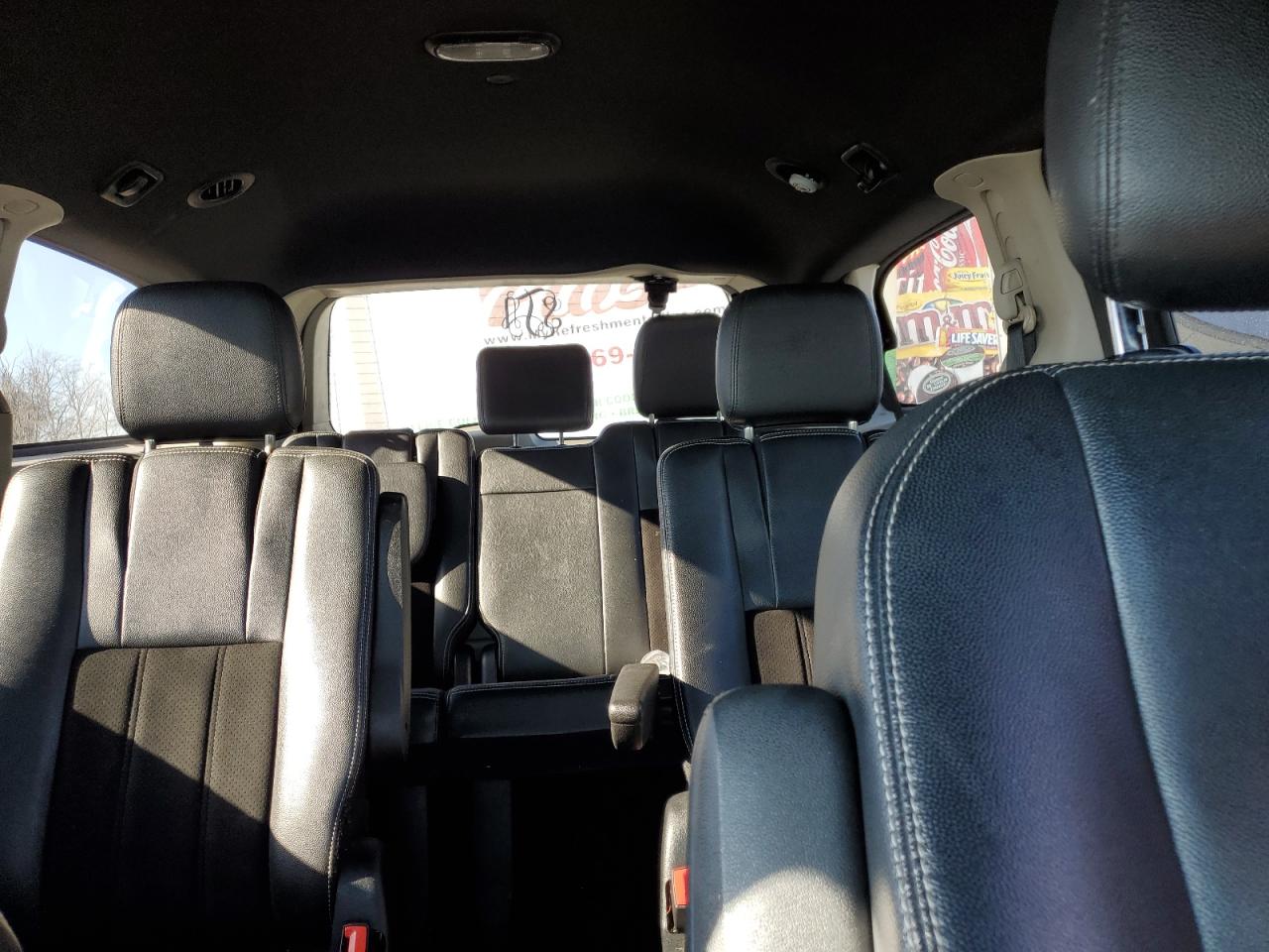2017 Dodge Caravan - Image 10