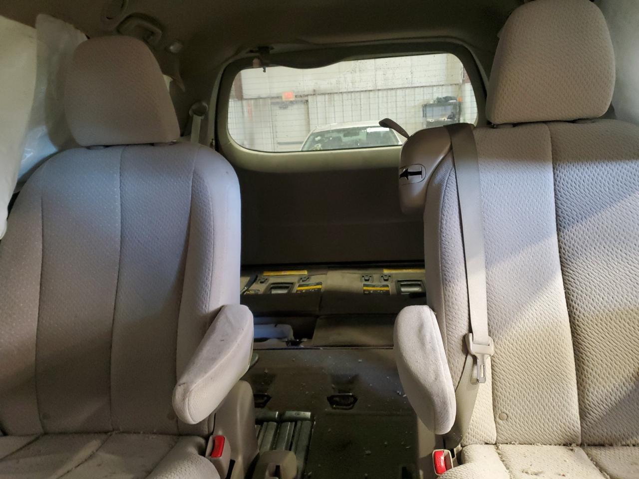 2013 Toyota Sienna - Image 10