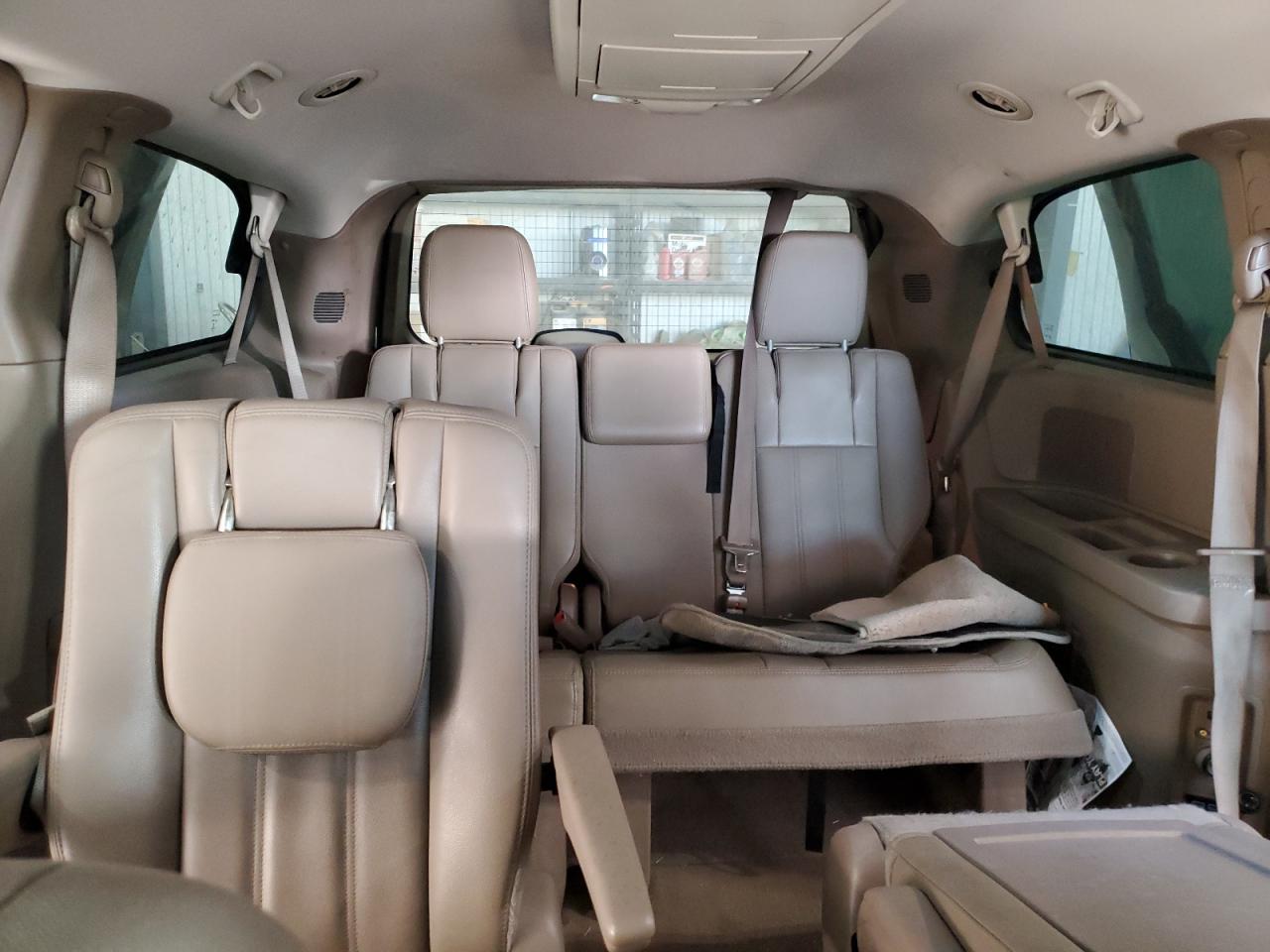 2016 Chrysler Town & Country - Image 10