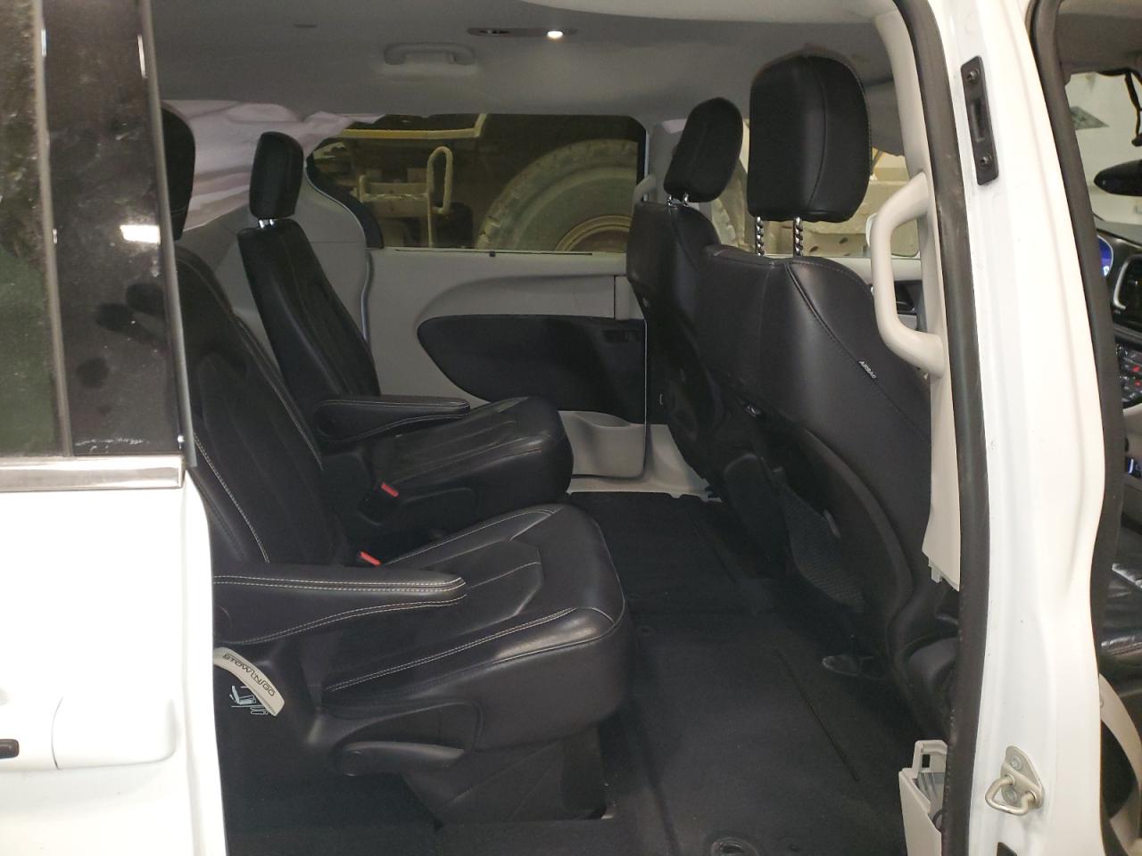 2022 Chrysler Pacifica - Image 11