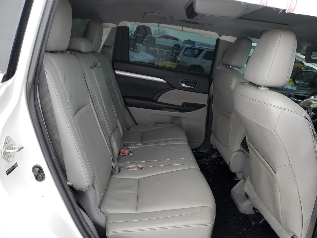 2014 Toyota Highlander - Image 11