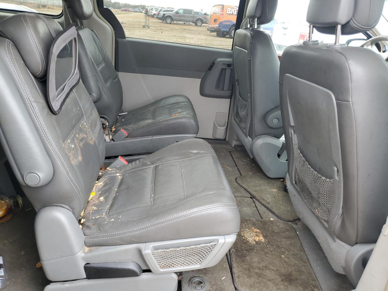 2010 Chrysler Town & Country - Image 12