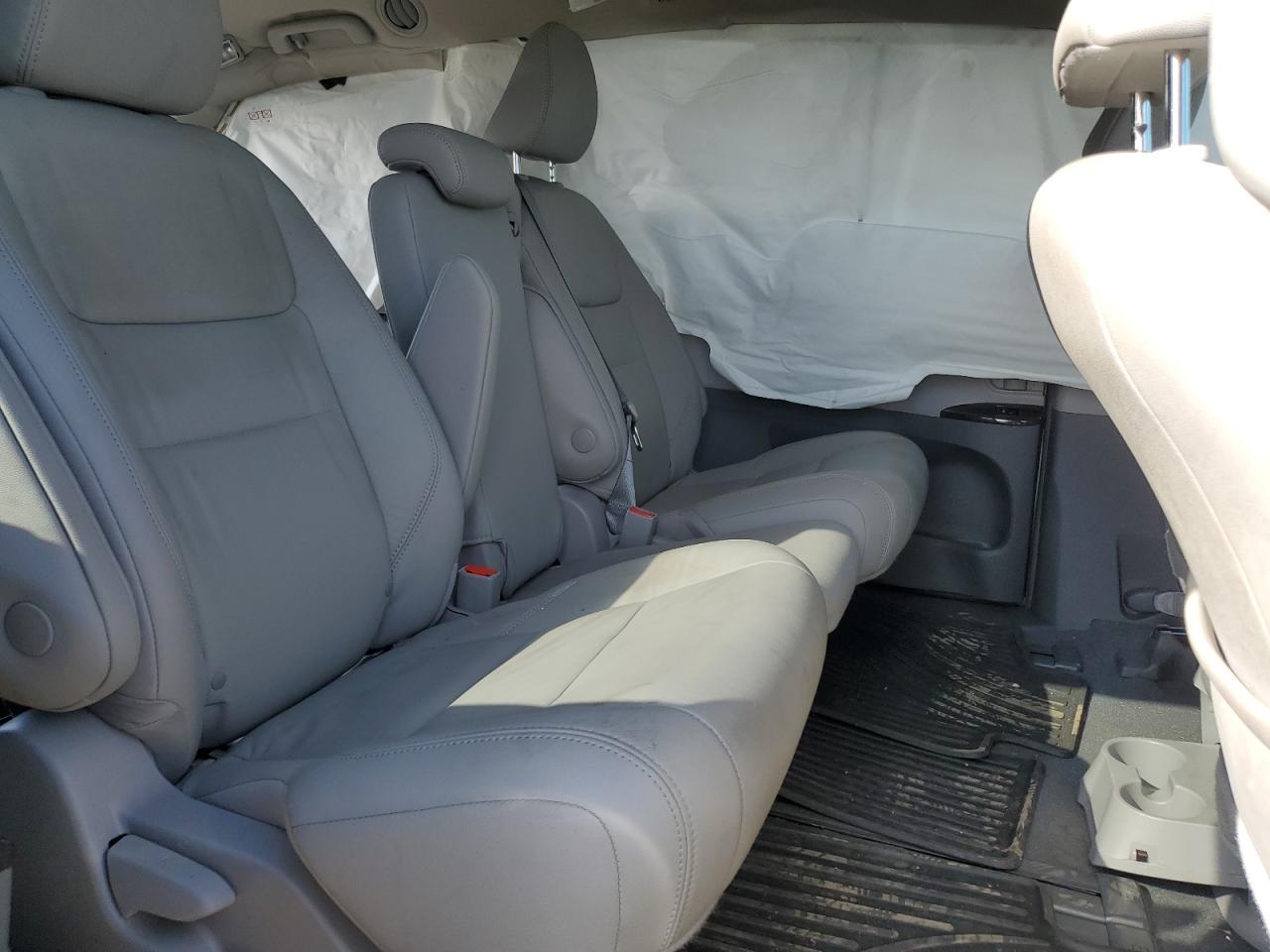 2019 Toyota Sienna - Image 11