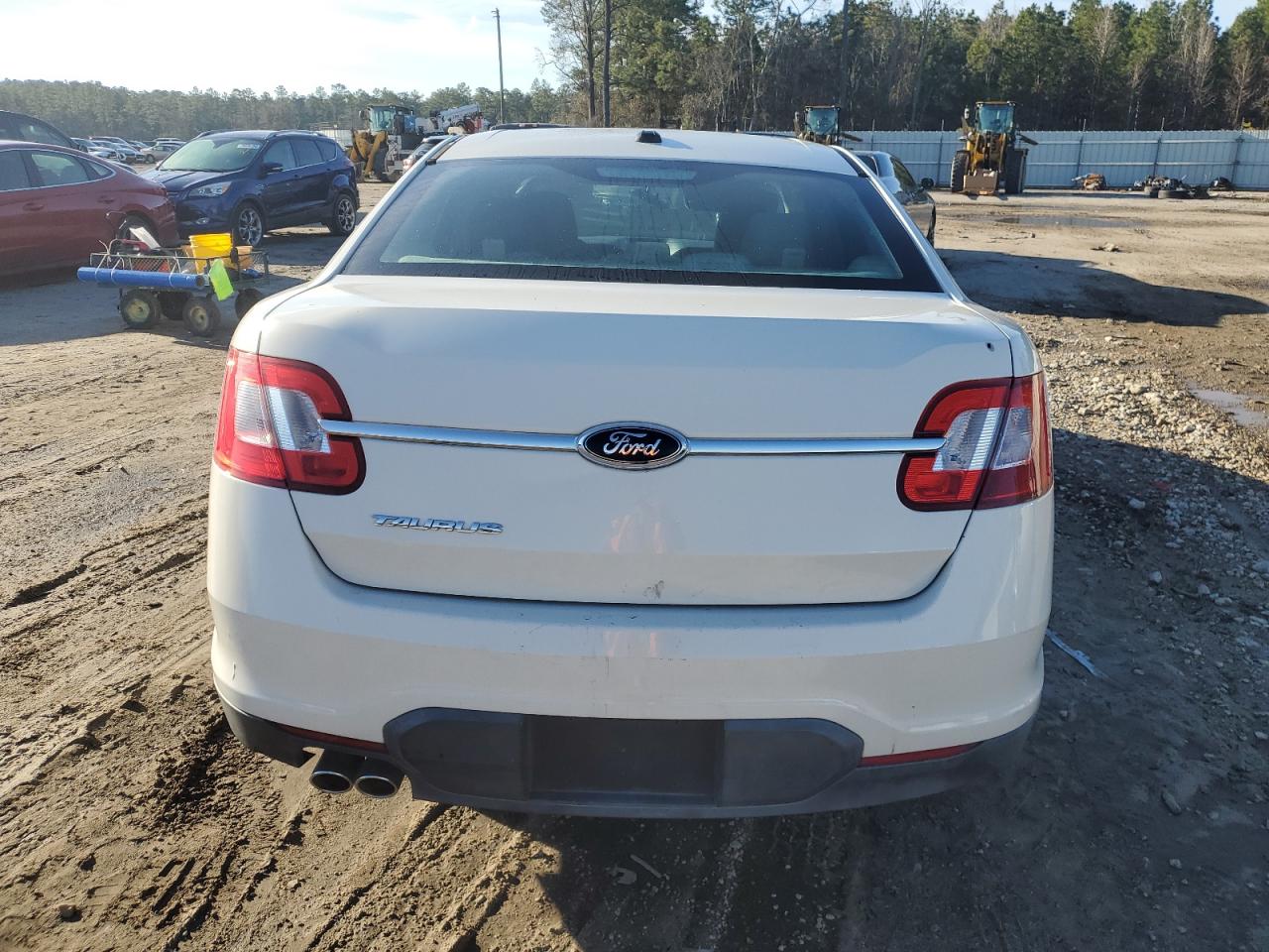 2010 Ford Taurus - Image 6