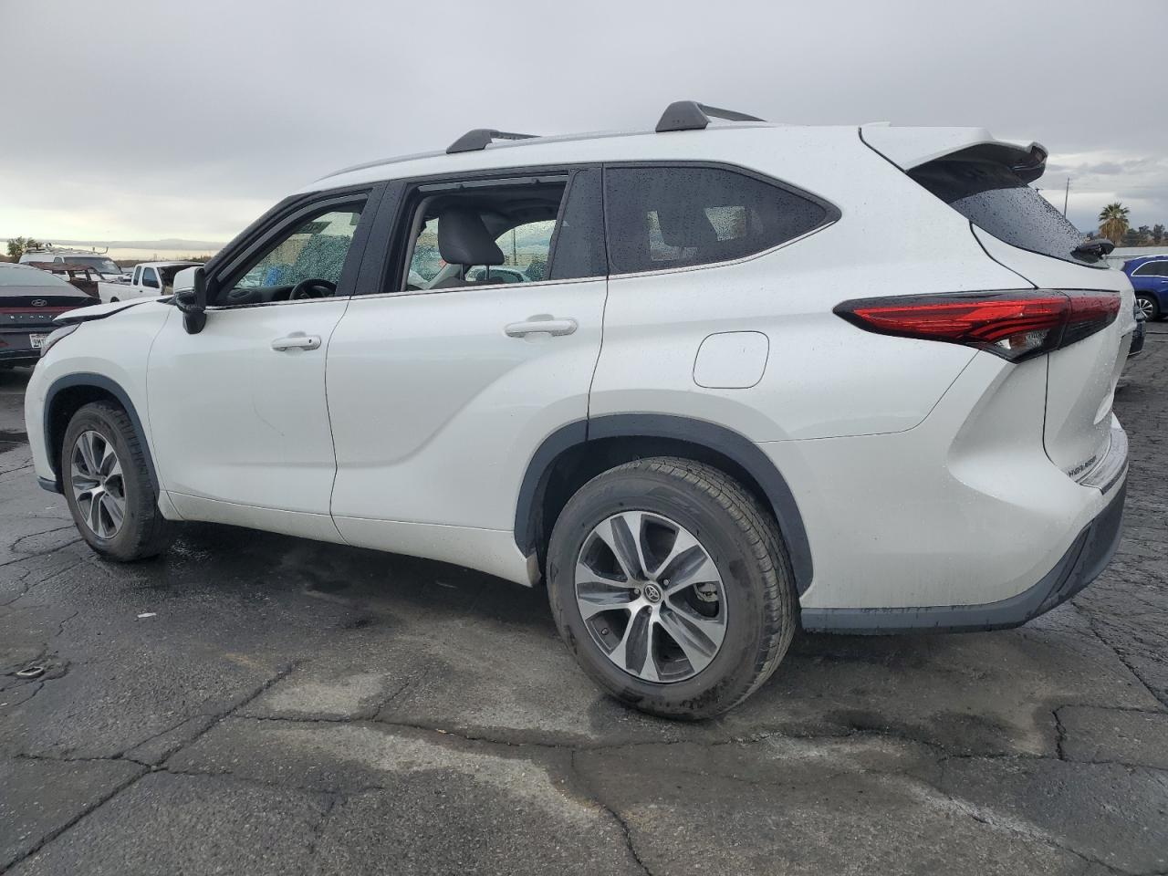 2022 Toyota Highlander - Image 2