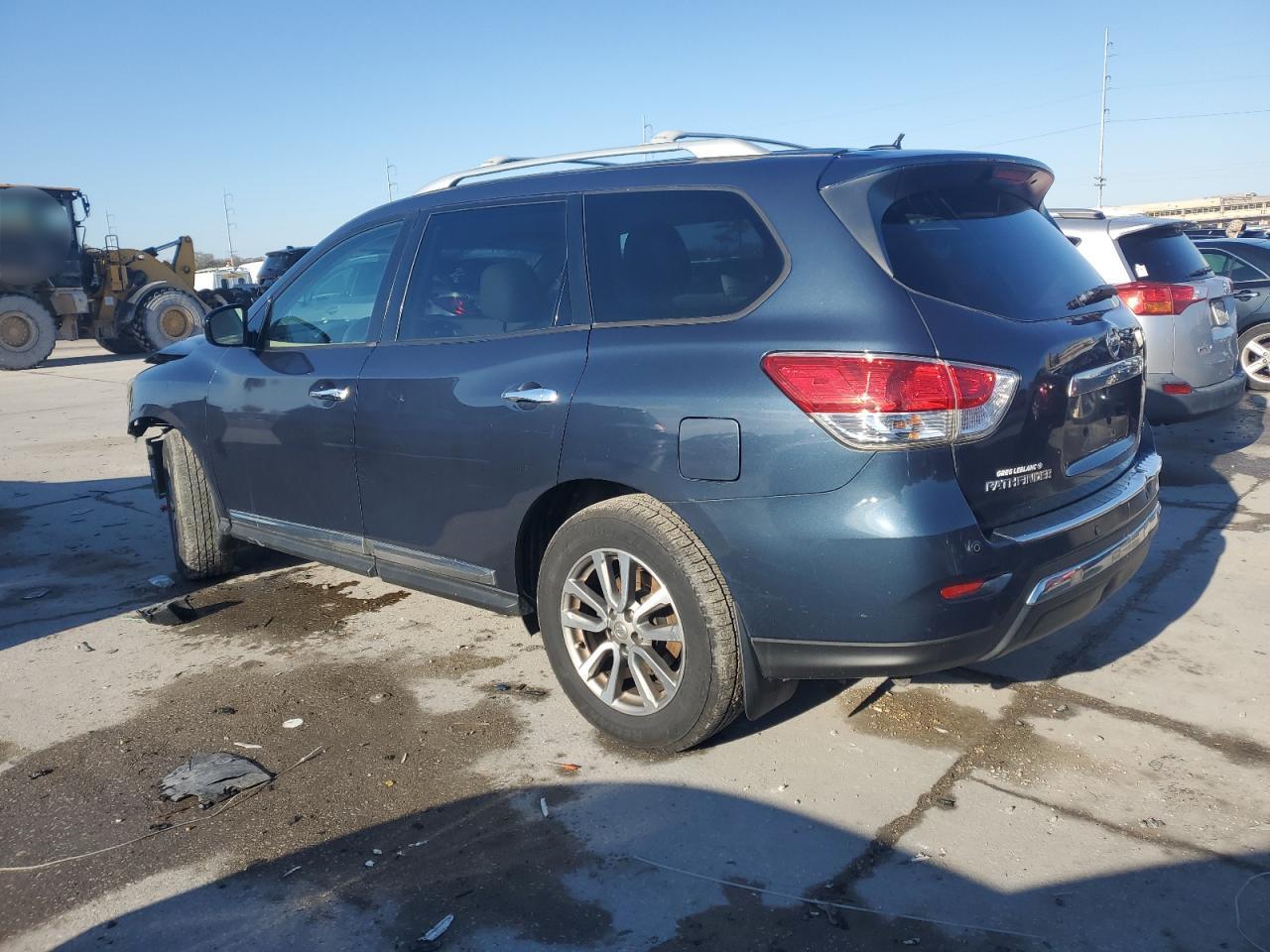 2016 Nissan Pathfinder - Image 2