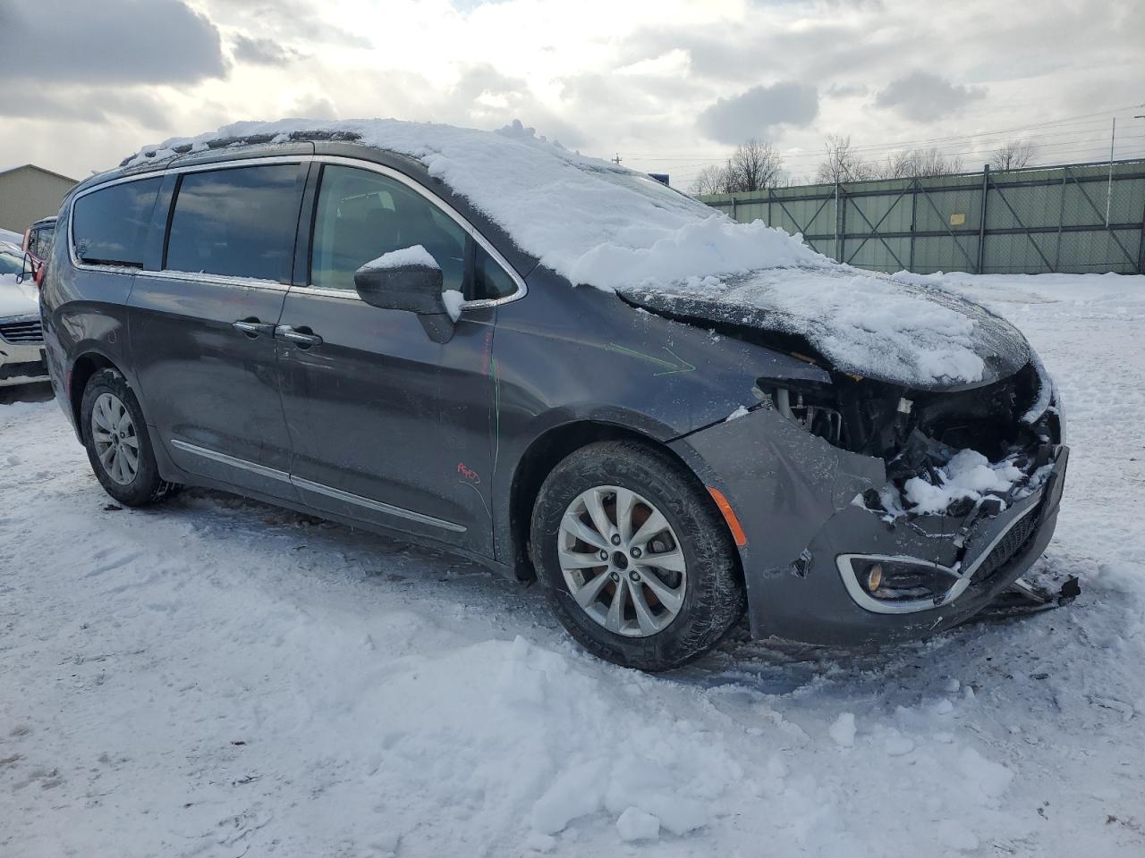 2017 Chrysler Pacifica - Image 4