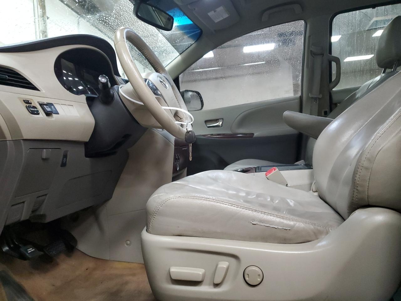 2014 Toyota Sienna - Image 7