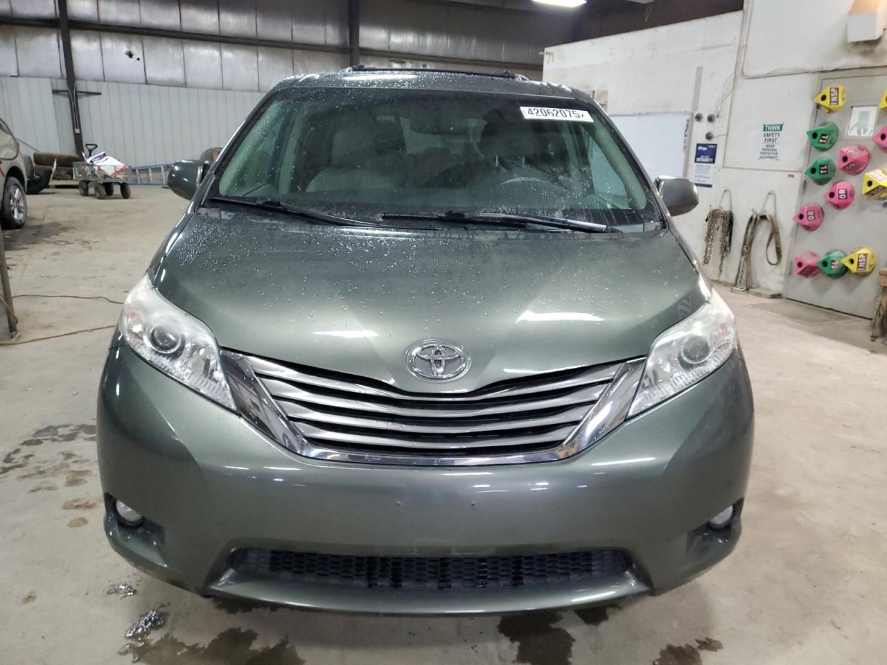 2011 Toyota Sienna - Image 5