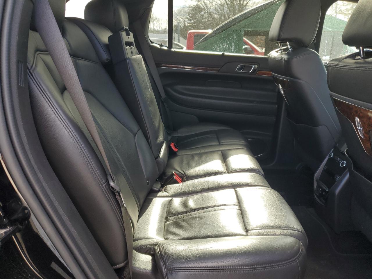 2018 Lincoln MKT - Image 11