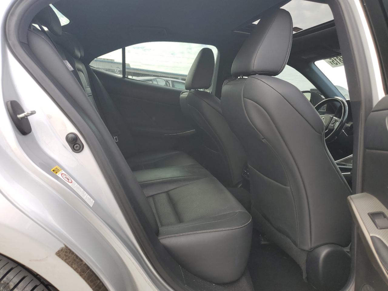 2016 Lexus IS - Image 10