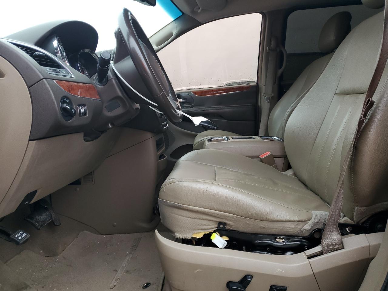 2015 Chrysler Town & Country - Image 7