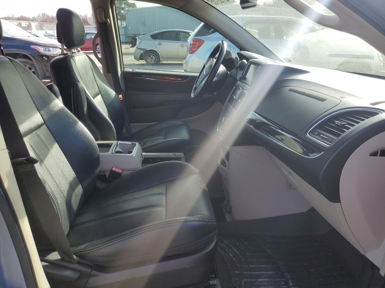 2016 Chrysler Town & Country - Image 7