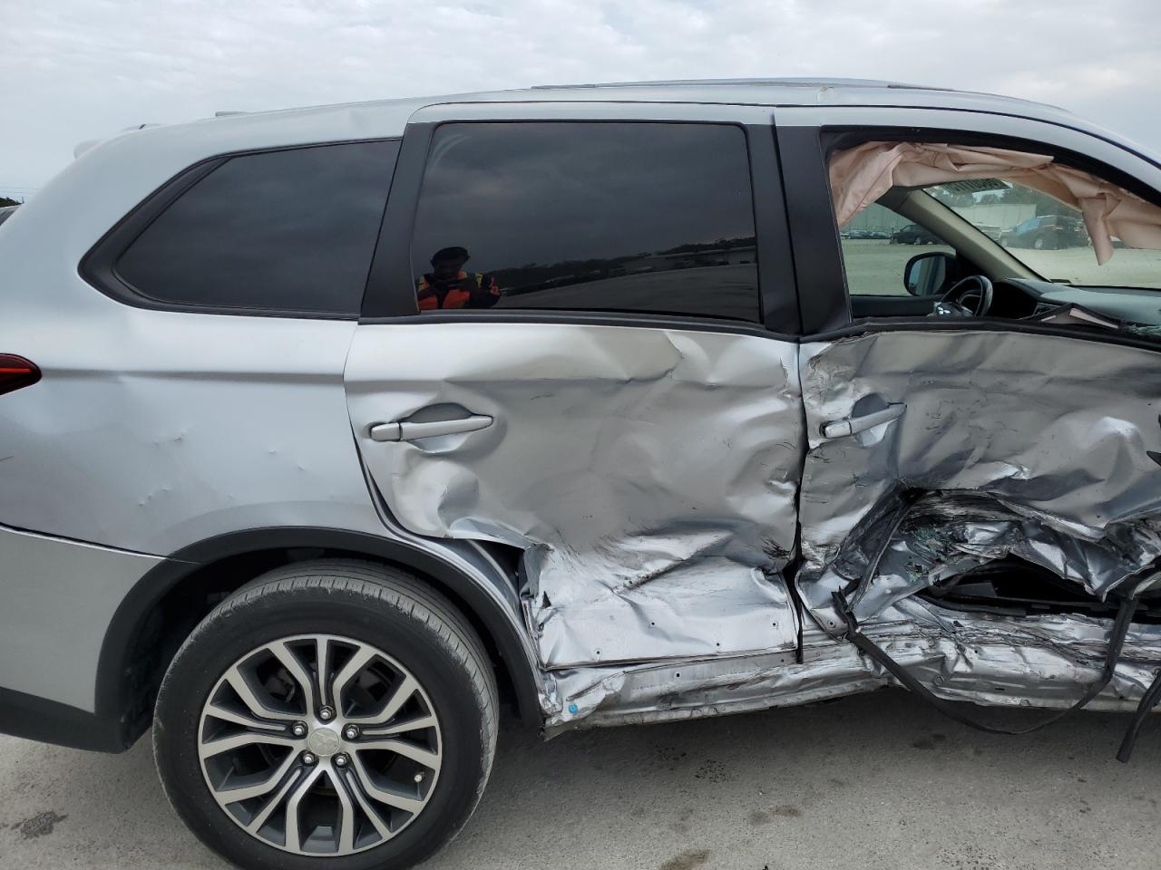 2017 Mitsubishi Outlander - Image 12
