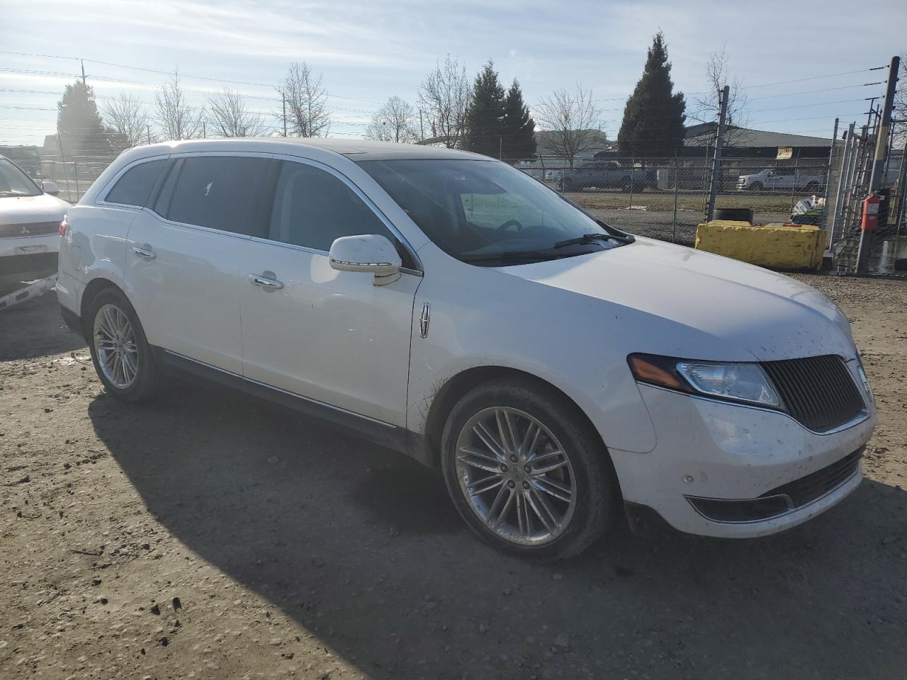 VIN 2LMHJ5AT8EBL56370 2014 LINCOLN MKT no.4