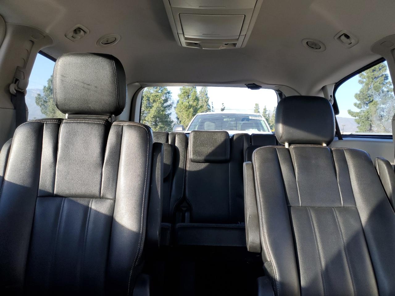2016 Chrysler Town & Country - Image 10