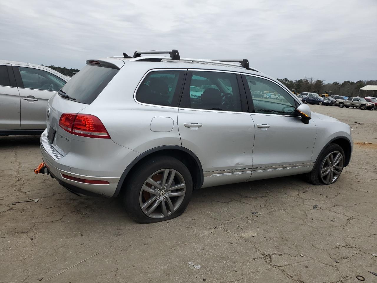 2016 Volkswagen Touareg - Image 3