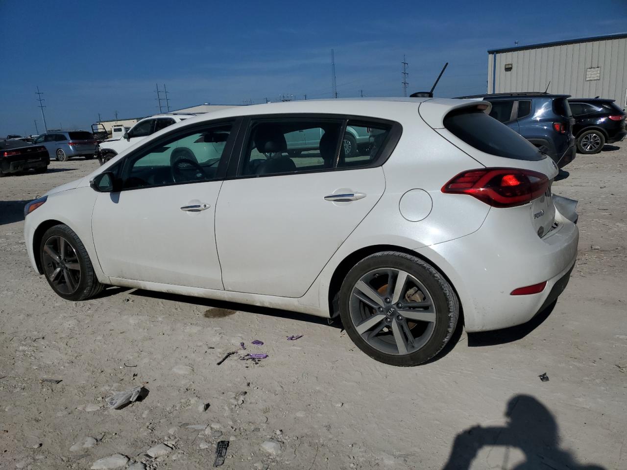 VIN KNAFX5A81H5673690 2017 KIA FORTE no.2