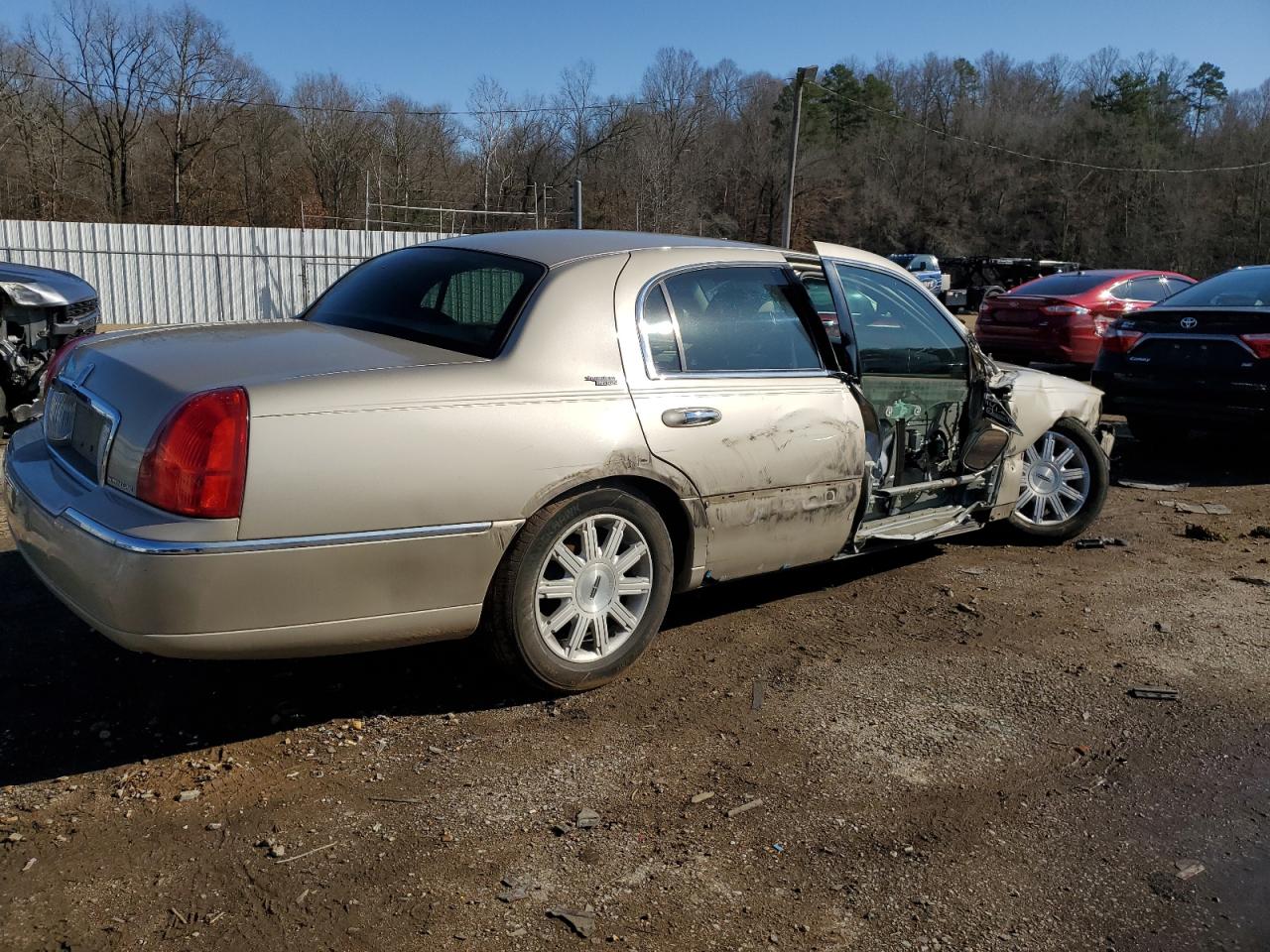 2011 Lincoln Town Car - Image 3